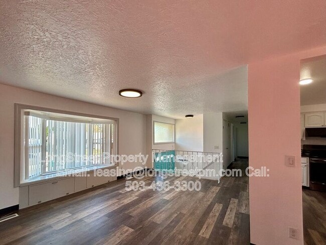 Building Photo - 794 SW Orchard Pl