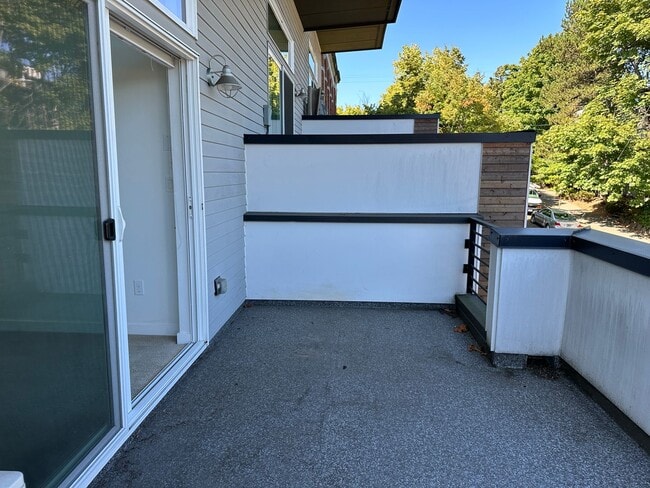 Building Photo - Stunning Central District Townhome