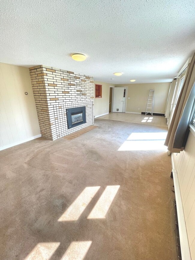 Building Photo - AVAILABLE AUGUST 18TH - Gorgeous 3 Bed 2 b...