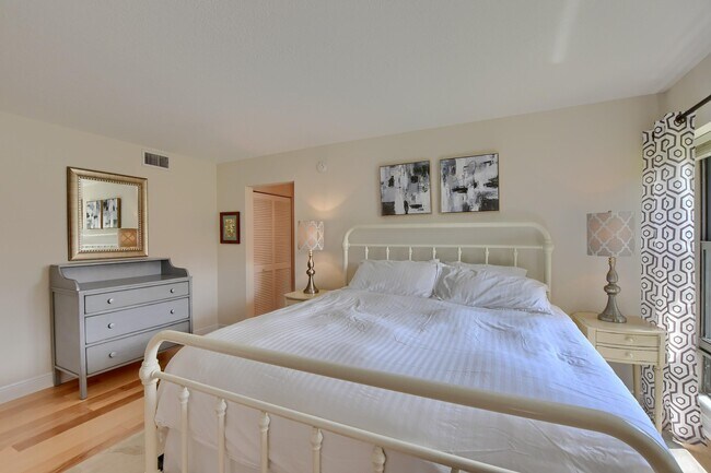 Building Photo - 6748 Willow Wood Dr