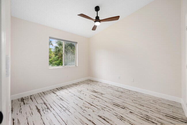 Building Photo - 5214 Stacy St