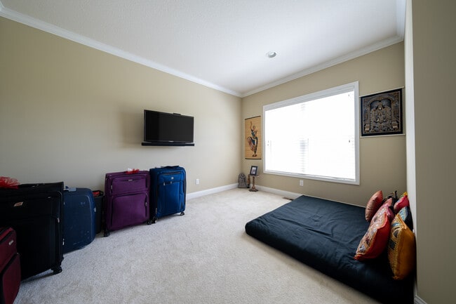 Building Photo - 727 Aster Rd