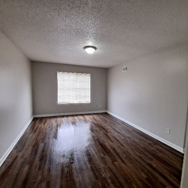 Building Photo - Great Duplex Unit In The Heart of Memphis