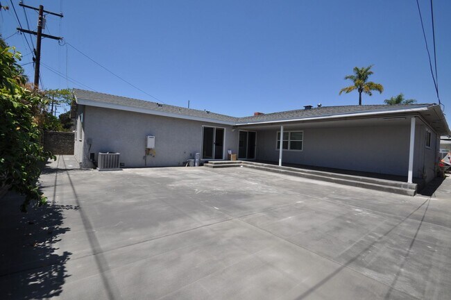 Primary Photo - 7BD on Mary Lane! Huge Front Patio, Back Y...