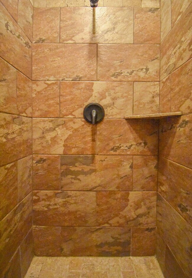 Building Photo - Stunning 4 bedroom, 2.5 bathroom home in Fayetteville!