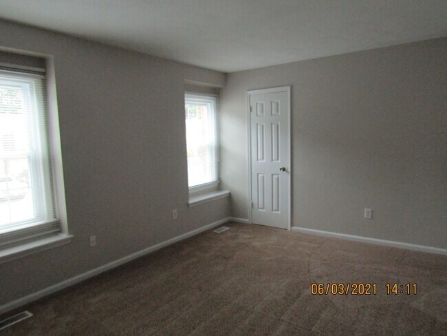 Building Photo - 17 Colonial Way