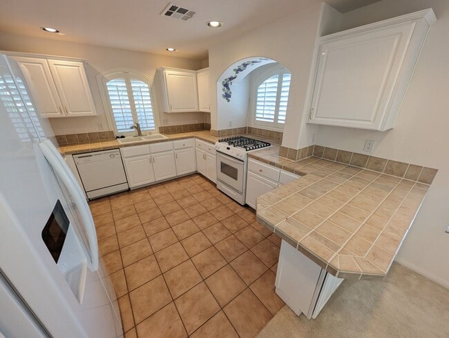 Building Photo - 10900 Royal Highlands St