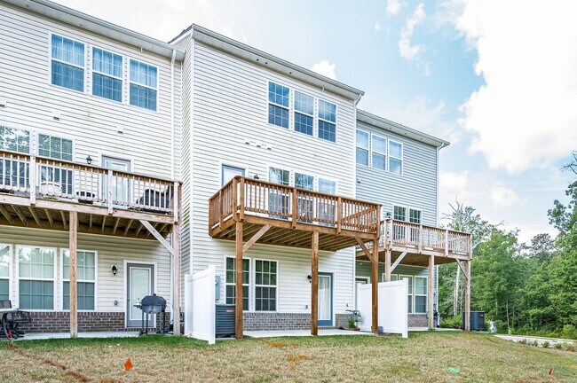 Building Photo - Gorgeous and Modern Home Available