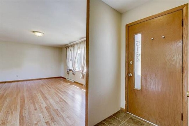 Building Photo - 3 Bedroom 1.5 Bath Single Family Home in H...