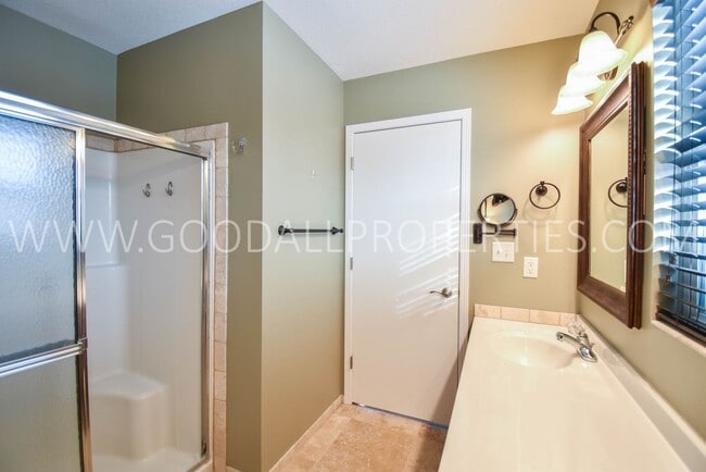 Building Photo - 4 Bedroom 3 Bath Home 3 Car Garage with large fenced in yard in Waukee