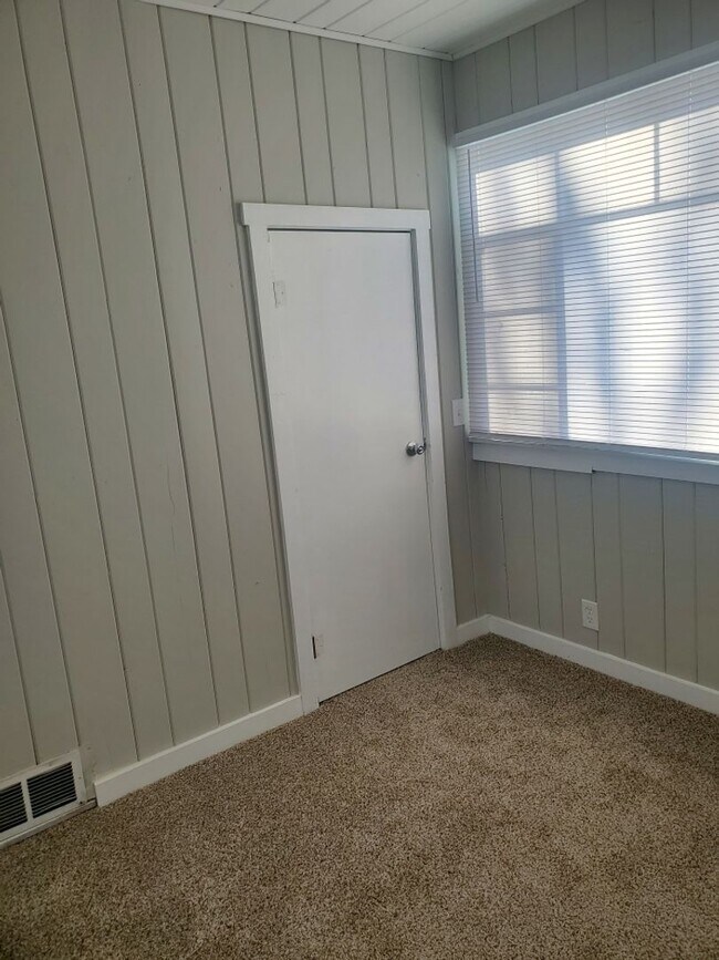 Building Photo - Nice Sized Yard