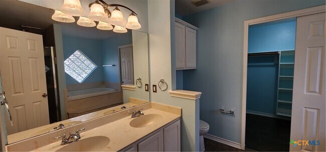 Building Photo - 4509 Twin Oaks Cir