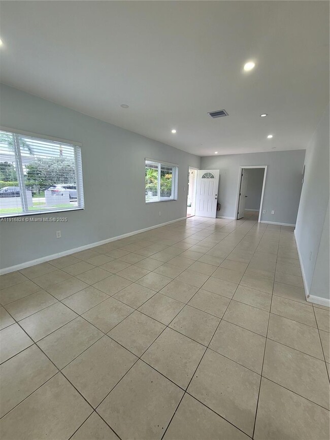 Building Photo - 8839 SW 28th St