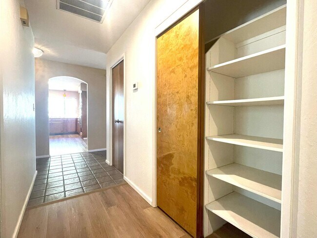 Building Photo - 3/2 plus a large bonus room-Home on golf c...
