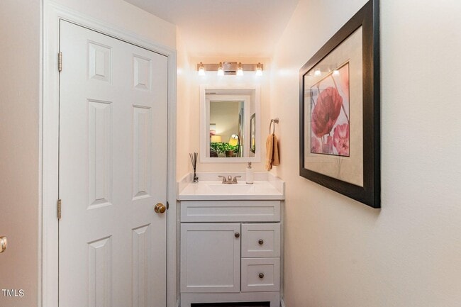 Building Photo - Beautifully Updated Townhome Near Historic Downtown Apex