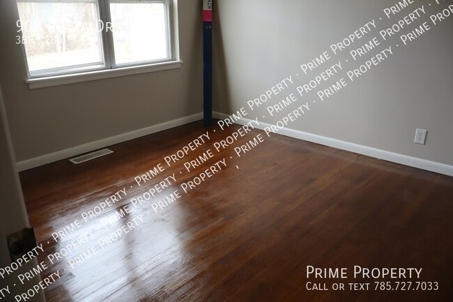 Building Photo - 908 Plaza Dr