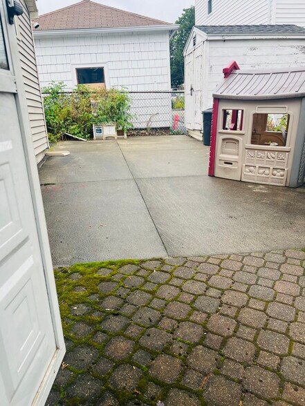 Building Photo - 68 Noble St