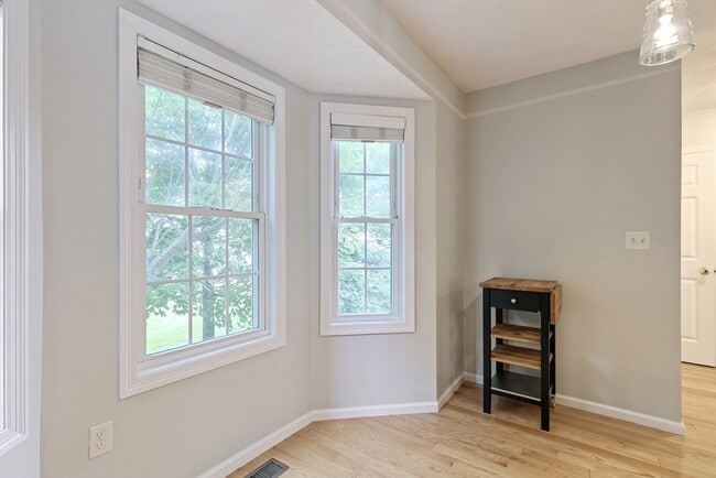 Building Photo - 555 Main St