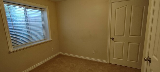 Building Photo - Quaint Home in Eagle Mountain w 2 car garage!