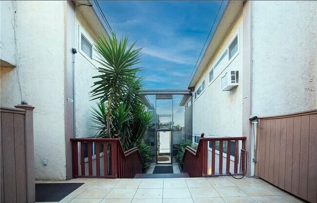 Building Photo - 2852 Sawtelle Blvd
