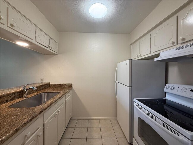 Building Photo - 1530 Heights Blvd