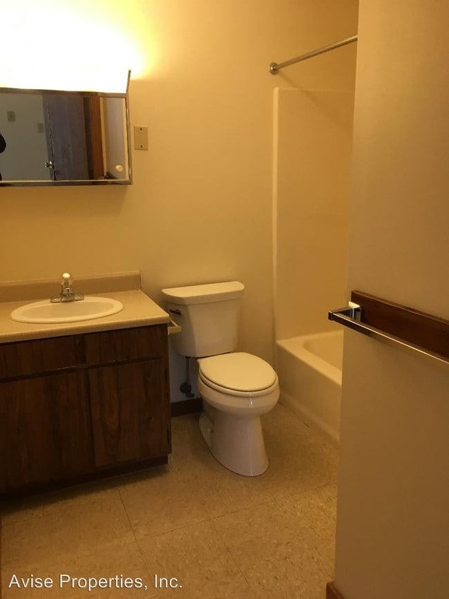 Building Photo - 52 Village Green Rd