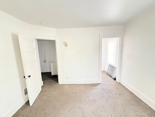 Building Photo - 1809 Oakwood Ave