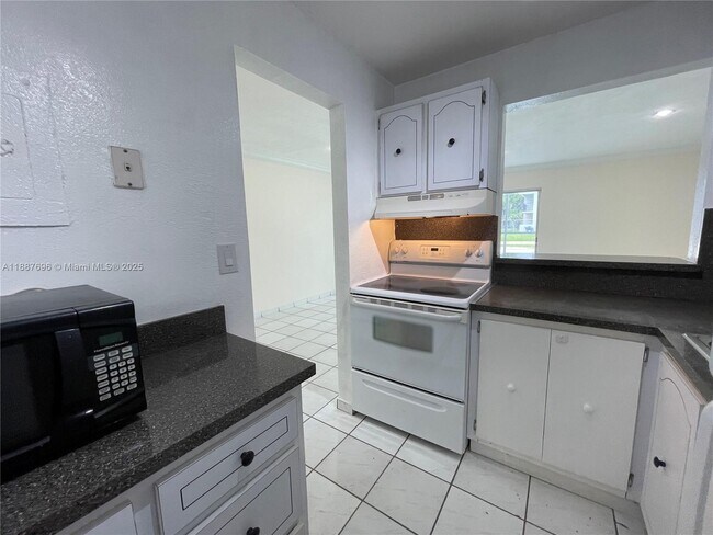 Building Photo - 10361 N Kendall Dr
