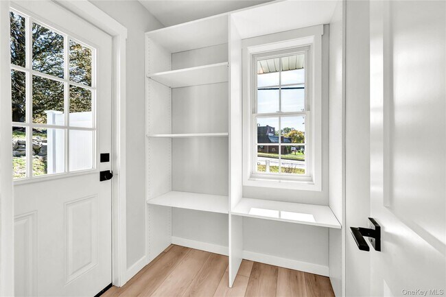 Building Photo - 670 E Main St