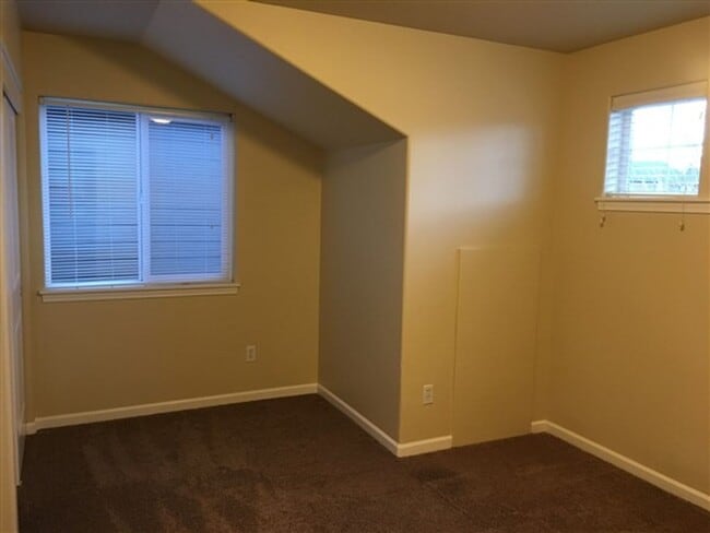 Building Photo - 3 Bedroom Home in Bend's Sun Meadows Commu...