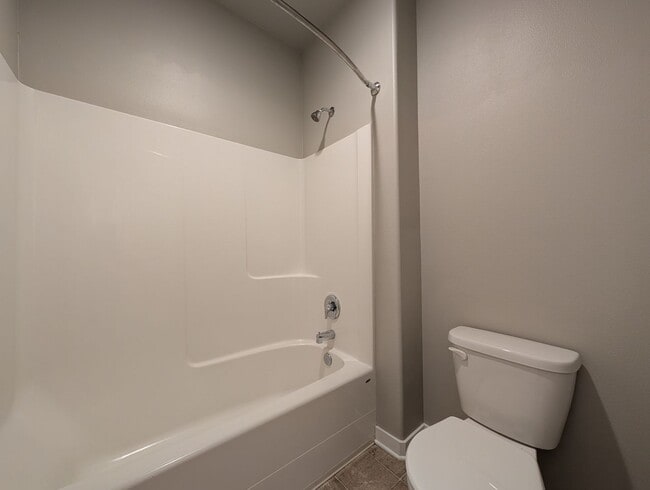 Building Photo - Great 3 bedroom/ 2.5 bathroom duplex- Near...