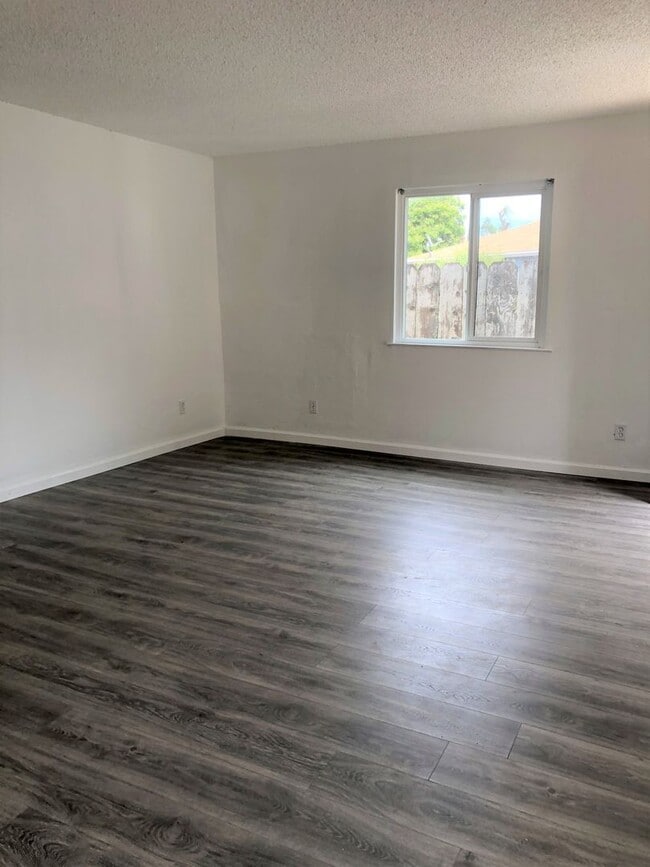 Building Photo - 2 bedroom 2 bath duplex