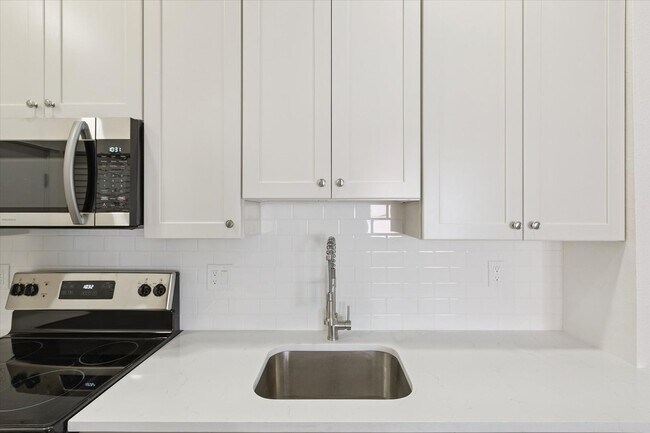 Building Photo - Fall 2026 Pre-Lease RENOVATED STUDIO Apartment | Close to Campus and Pearl St