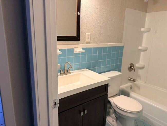 Building Photo - 435 S Beech St