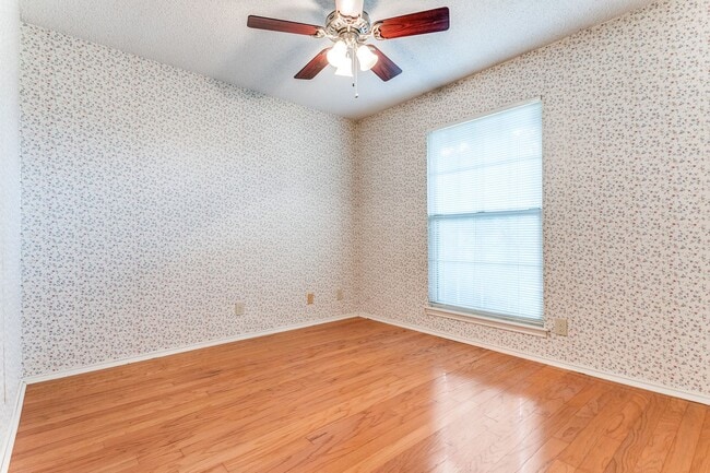 Building Photo - 4-BEDROOM IN BLOSSOM PARK