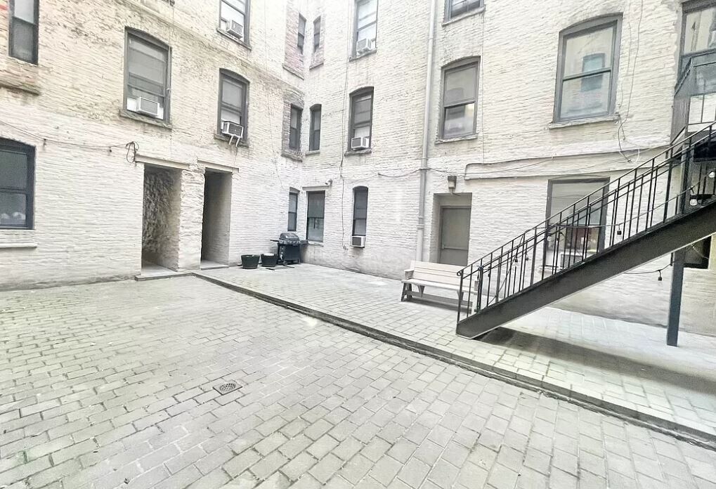 Building Photo - 346 E 18th St