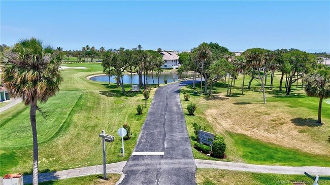 Building Photo - 324 Golfview Cir