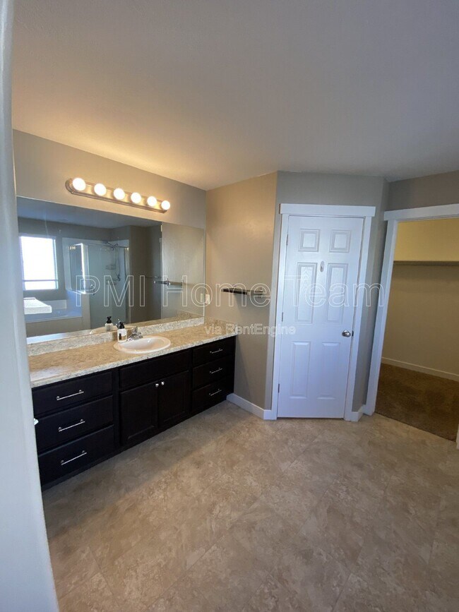 Building Photo - 972 Stonehaven Dr