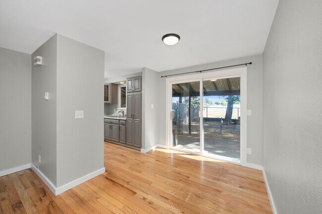 Building Photo - 9th Ct Duplex - AL-2402