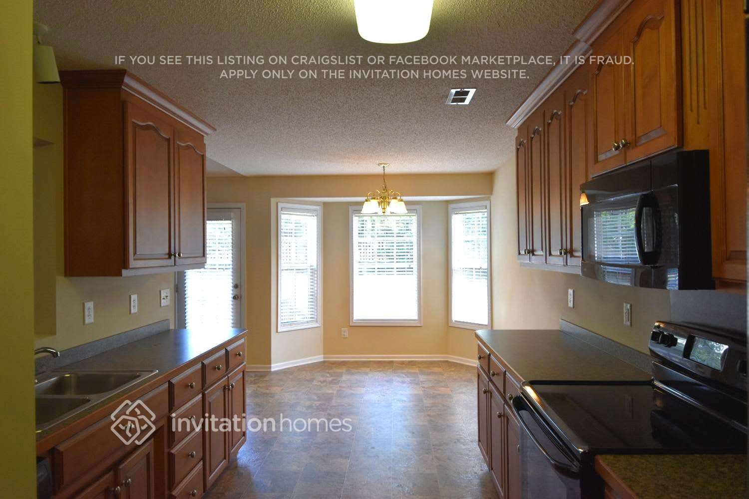 Building Photo - 3040 Hereford Ln