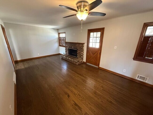 Building Photo - 3BR/2BA w/ Finished Basement + Fenced Yard in Raytown