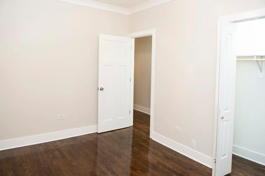 Building Photo - 727 W Roscoe St