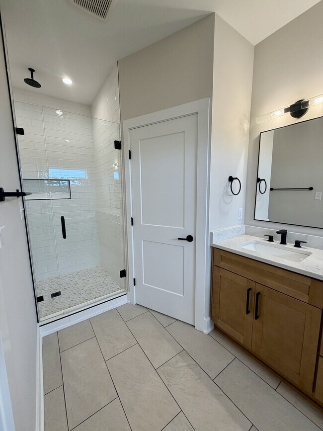 Building Photo - 204 Crest Ridge Ct