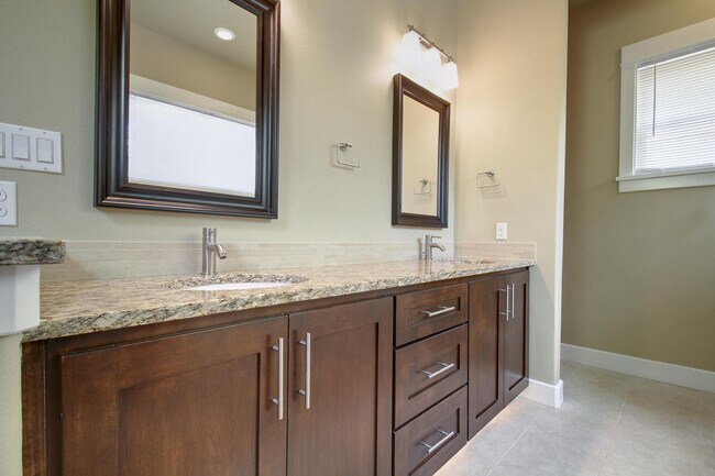 Building Photo - UT PRE-LEASE: Wood Floors, North Campus, Large Living Space, 2011 Construction, Custom High End K...