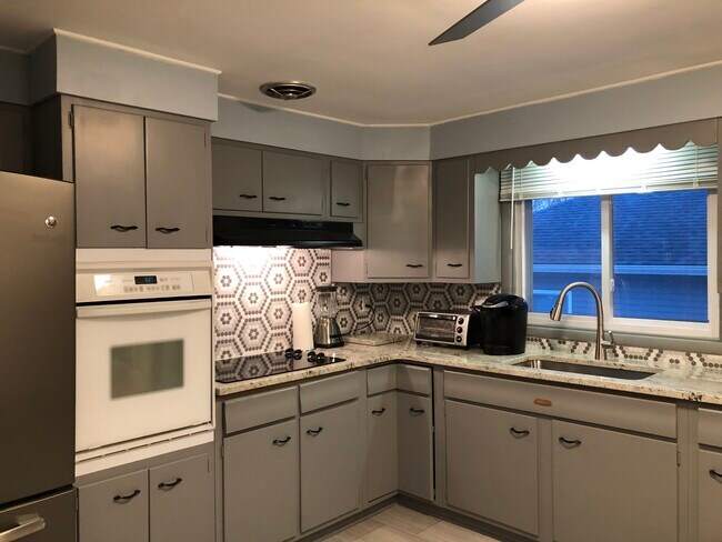 Kitchen - 207 Carlton Dr