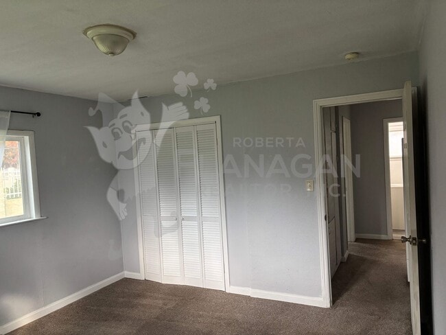 Building Photo - 2 Bedroom/1 bathroom home on large lot