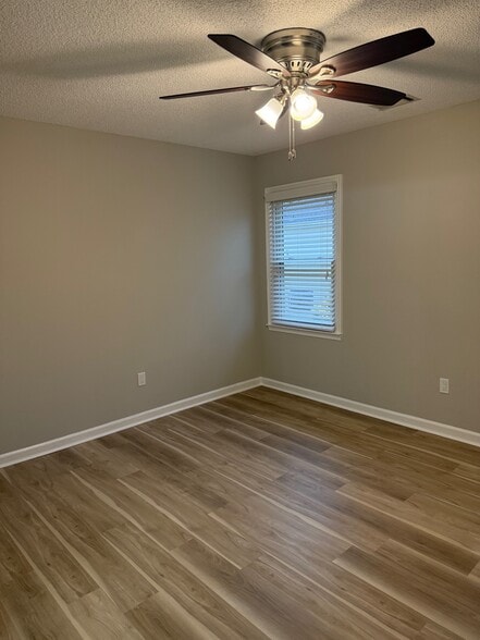 Building Photo - 1601 Willow Way