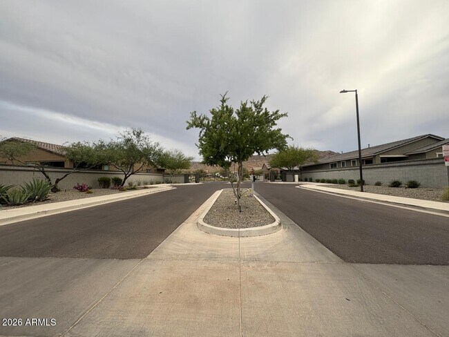 Building Photo - 1548 W Corral Rd
