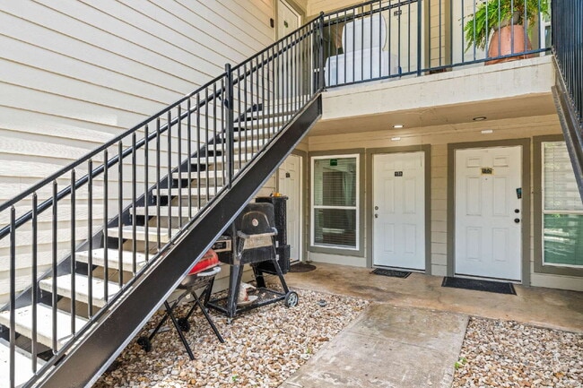 Building Photo - Clean & Bright Gated 1BR Near Downtown Austin
