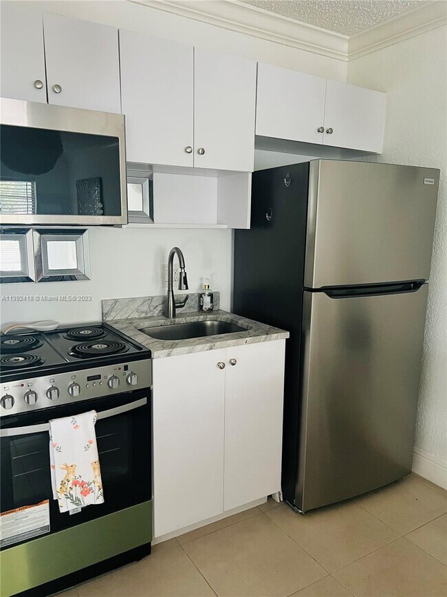 Building Photo - 2100 Diana Dr